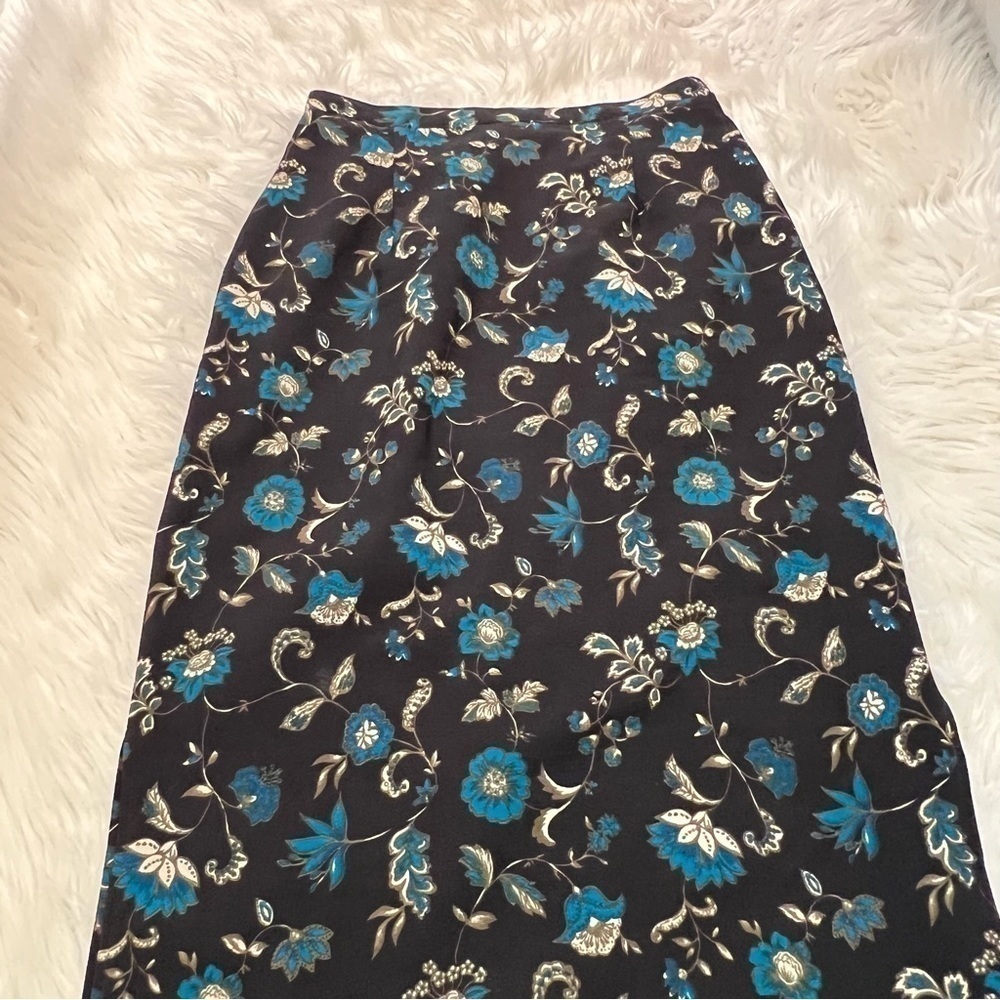 Briggs Women's Size Medium Petite Midi Skirt Black Blue Floral Side Slits - Picture 2 of 9